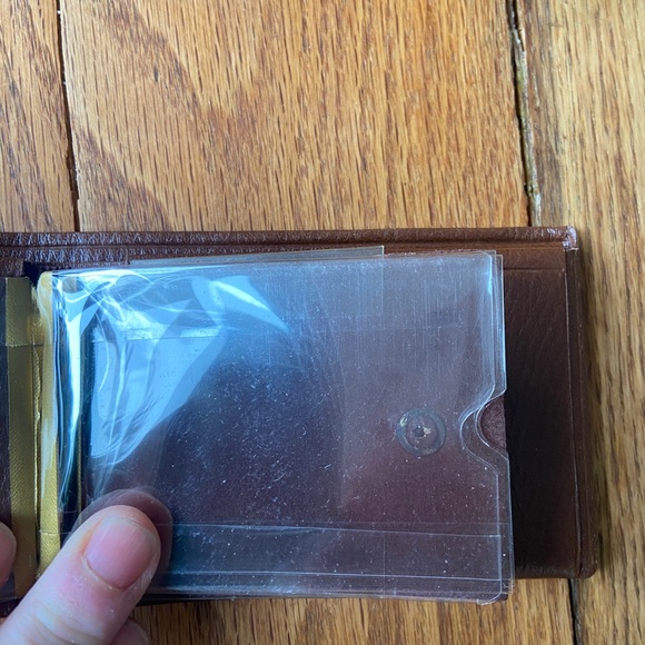 Cranbrook calfskin leather wallet with removable plastic passcase - Picture 3 of 4